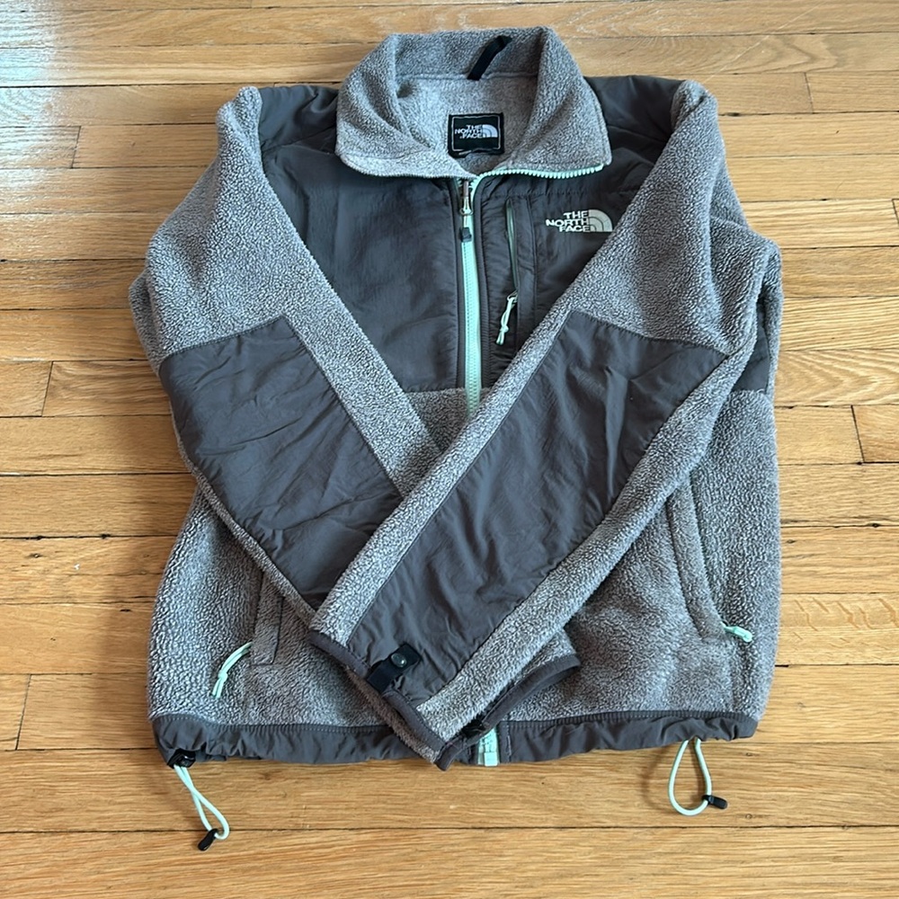Women’s north face fleece jacket.